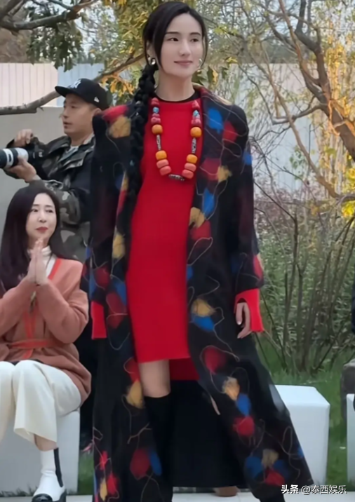 李亚鹏老婆重回T台,海哈金喜抱2岁女儿走秀,身材高挑又美又飒