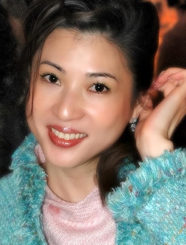 她出身草根容貌气质俱佳,选亚姐奖拿到手软,为人正直后经商致富