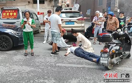 老大爷路边突然昏迷 白衣天使跪地奋力抢救