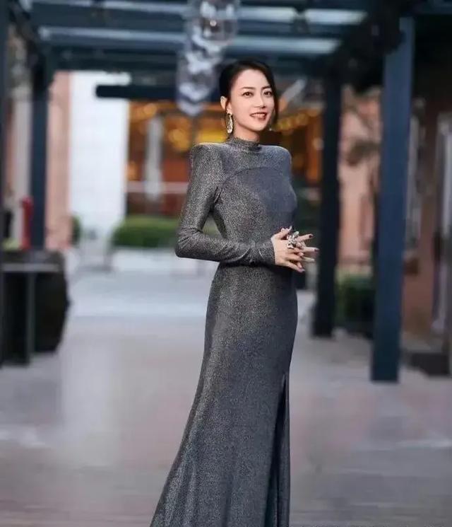 “最美经纪人”霍汶希豪宅曝光，旗下艺人相约团拜，关智斌成团宠
