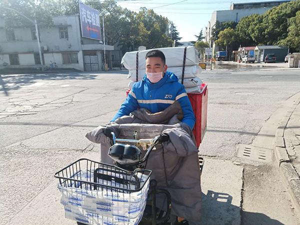一名快递员的自述:派件前会进行消毒,有阿姨送我口罩很感动