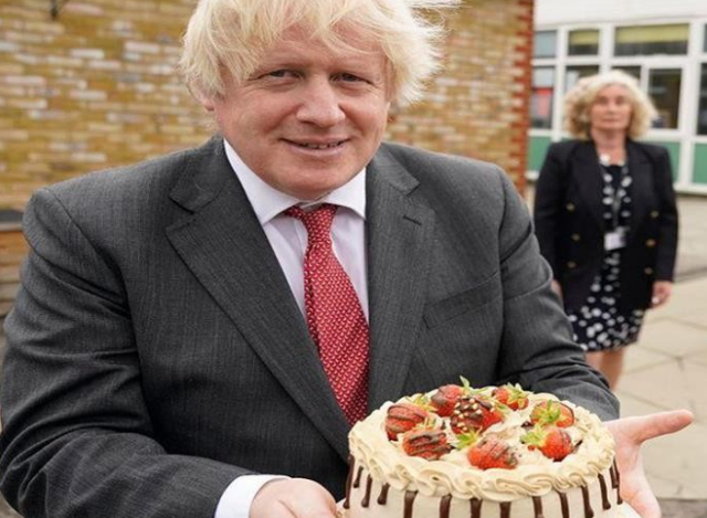 英国首相夫人：挤走高颜值前妻，戴鸽子蛋大钻戒，龅牙妹凭什么