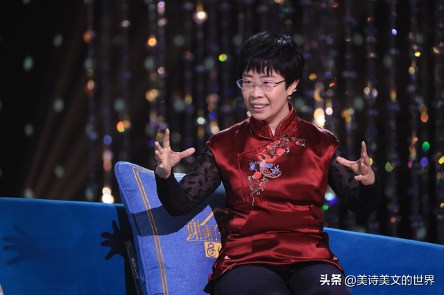 诗词大会评委蒙曼和康震,都即兴写诗词,谁的水平更高引网友争论