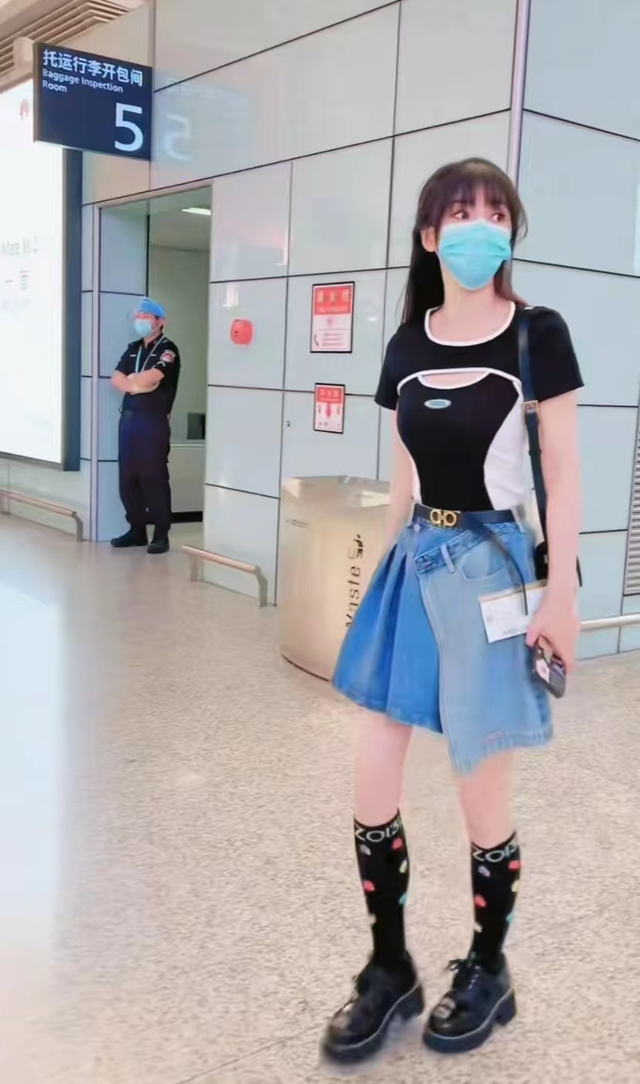 柳岩行为惹争议!穿黑丝打扮清凉街头热舞,路人疑惑走过无人识