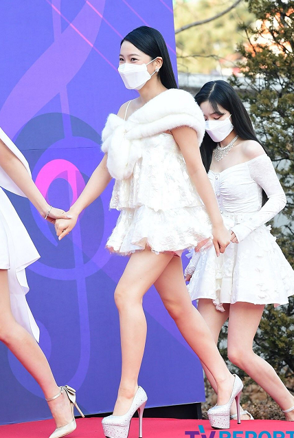 韩星红毯被要求摘口罩,裴珠泫臭脸回应,此前已有多名爱豆感染