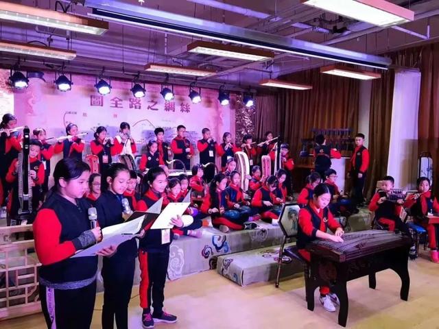 女子水晶乐坊在北京落地罕见民族乐器体验馆