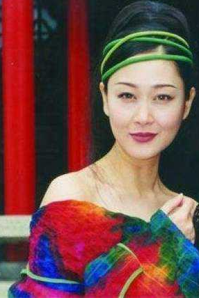 背景强大的于佳卉, 2段婚姻失败,至亲去世,43岁烧炭自杀离世