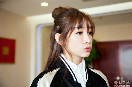她是金马影后，如今整容八百回，为炒作变神经病