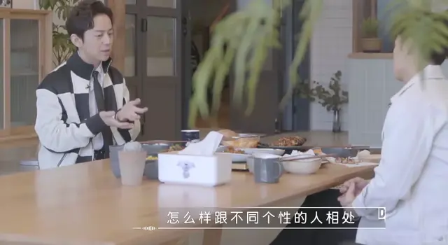 范丞丞私下生活曝光,吃喝玩乐打游戏,粉丝怒其不争劝其考大学