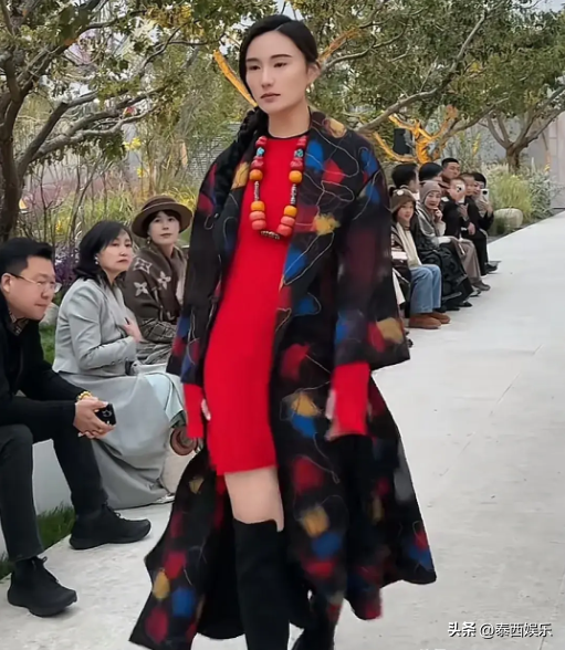 李亚鹏老婆重回T台,海哈金喜抱2岁女儿走秀,身材高挑又美又飒