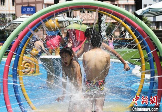 冲浪狂欢 重庆民众夏季水中享清凉
