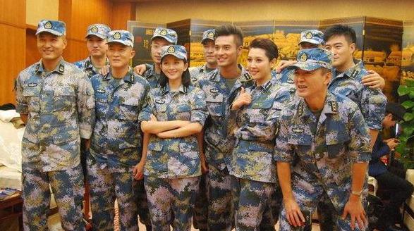 疫情肆虐,看《火蓝刀锋》主演成这个“样子”,谁还能认得出