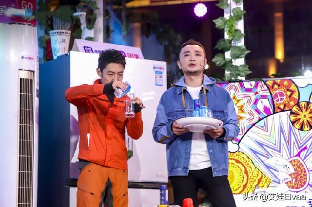 44岁撒贝宁游草原真洋气，穿夹克配补丁长裤，172身高也抢眼