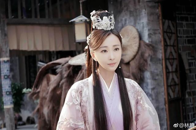从空姐到童年女神，出道23年没火的她，年过40不婚专注搞事业