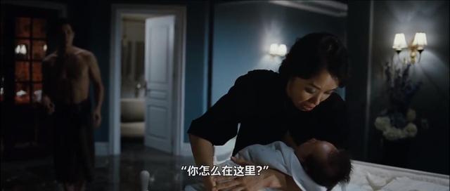 女佣附身清洗浴缸却不知男主已悄然进入,韩国人性片《下女》