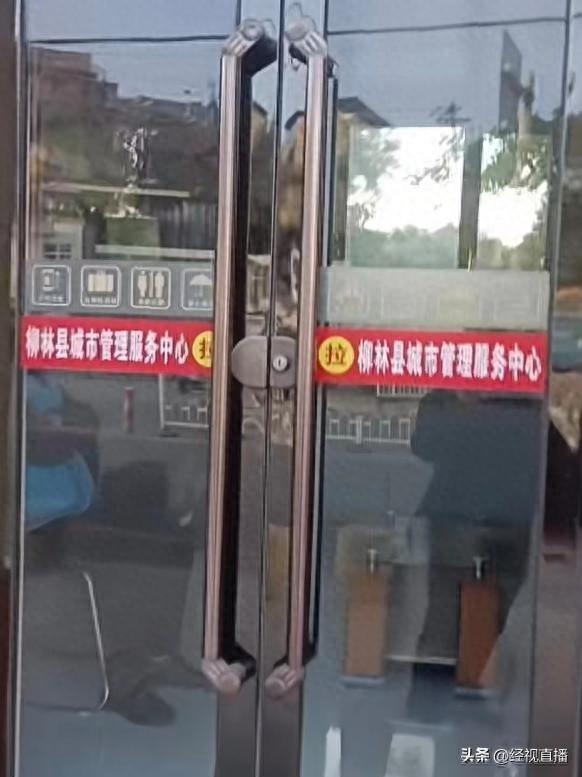 山西一男子称去公共厕所遭“厕霸”拒绝!当地回应:当事保洁人员已停职