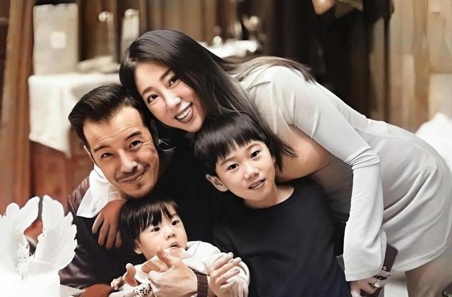海一天:不靠当领导的父亲,46岁才走红,娶二婚妻子待继子如亲生