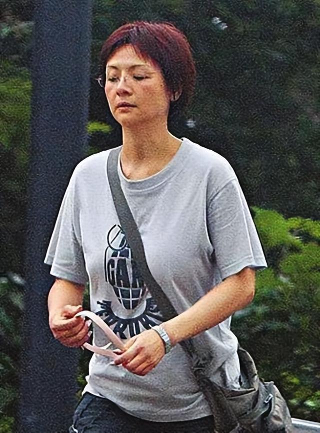 叶子楣57岁复出！将男友遗产拱手让人的她，落魄到向路人讨红包！