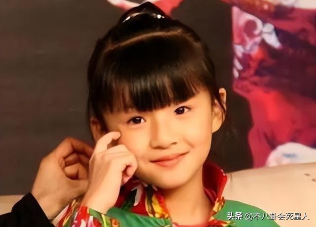 小彩旗近照灵气全无,发福拄拐独居英国,她后悔当年的叛逆吗?