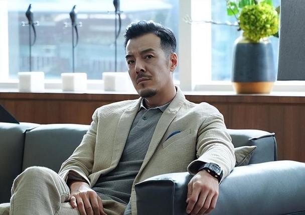 海一天:不靠当领导的父亲,46岁才走红,娶二婚妻子待继子如亲生