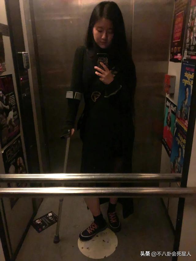 小彩旗近照灵气全无,发福拄拐独居英国,她后悔当年的叛逆吗?