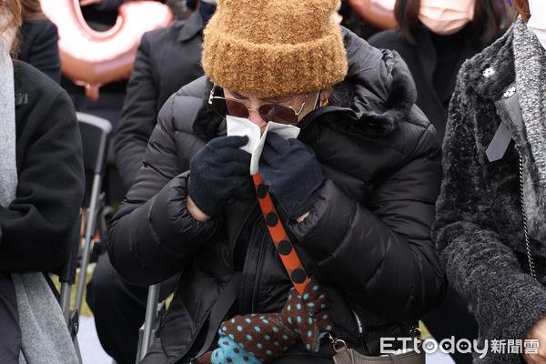 直击/李玟50岁冥诞「纪念雕像揭幕」 87岁母痛哭失声…全场泪目
