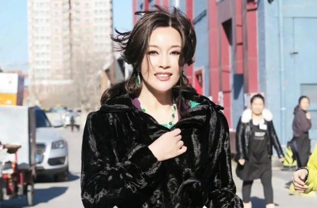 65岁的刘晓庆居然还能怀孕,曾经4次婚姻2次出轨,老公是怎么想的