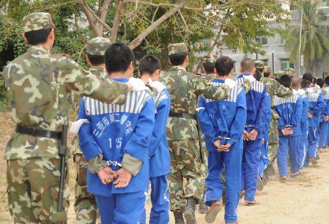四川一对情侣殴打“尾随者”,撕扯处警民警,为啥被刑事拘留?