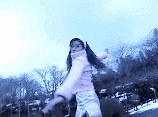 她是官方认定的“美腿王”!52岁的万绮雯状态太好,身材媲美少女