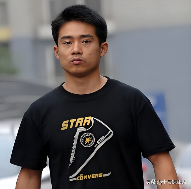 他是体操冠军，却因多次行窃被判入狱，靠街头卖艺乞讨为生