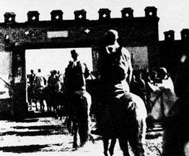 枪决前吉鸿昌叫人搬椅子,他说:我为抗战而生,死也不能倒下