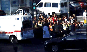 最美“准妈妈”！孕育着生命的她，在街头双膝跪地感动了无数网友！