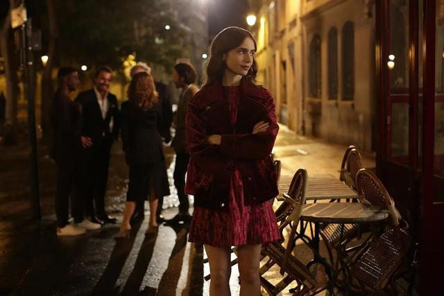巴黎人看了大概要皱眉的《Emily in Paris》?
