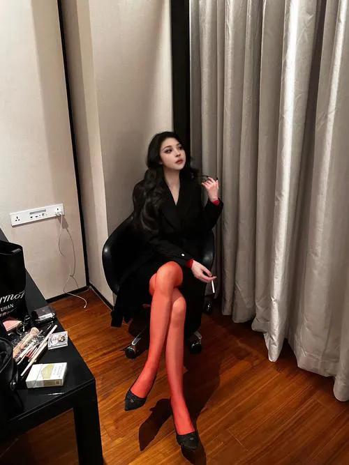 陈都陈都灵灵:黑丝勾勒的时尚蜕变与多元魅力