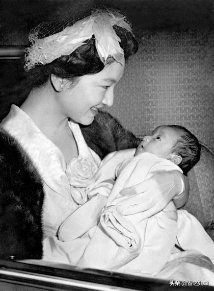 日本德仁天皇童年私密照 美智子皇后是个好妈妈