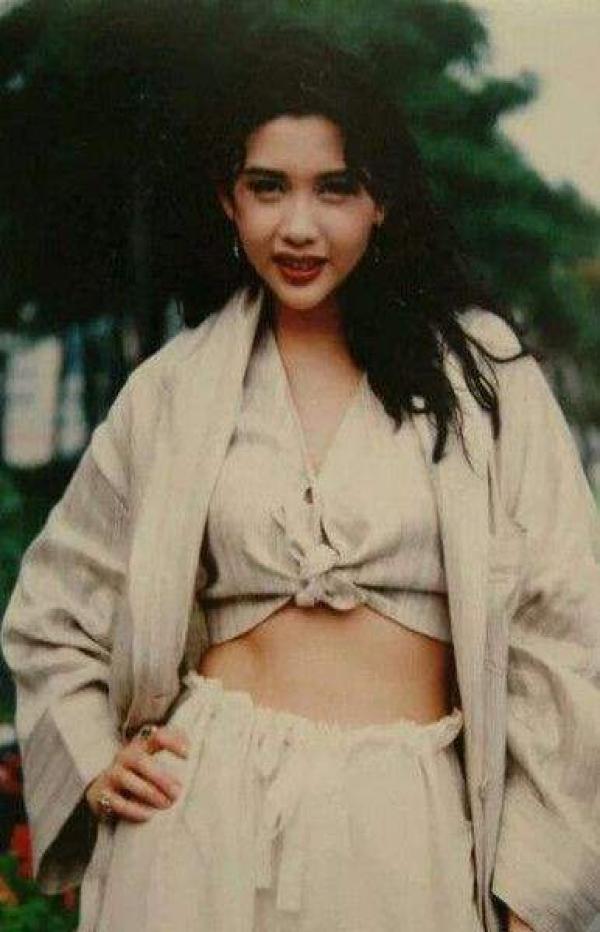 “三级片女王”邱淑贞:16岁出道,23岁“一脱成名”,31岁退圈