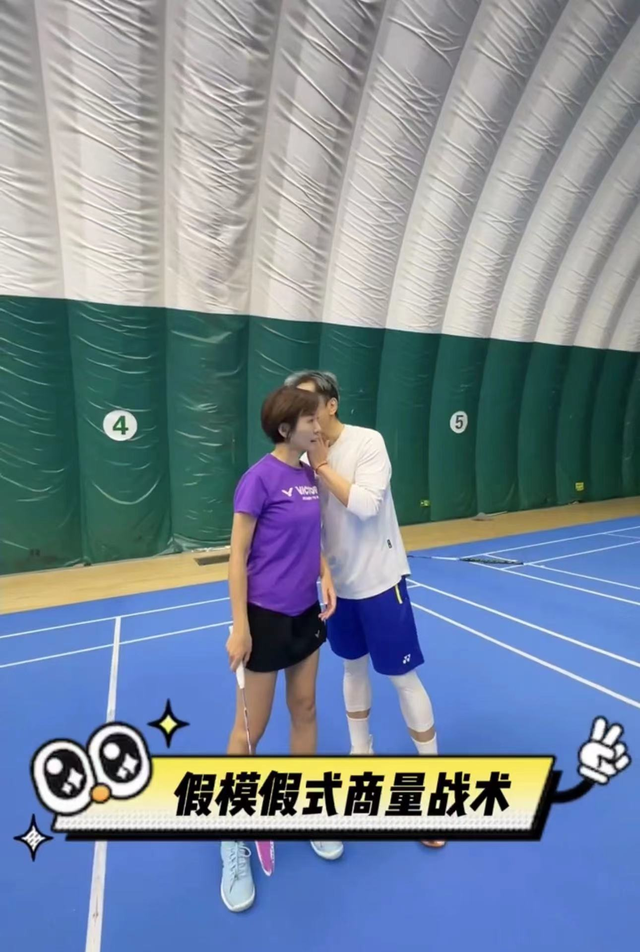 53岁毛宁近照似小伙,身材壮硕面部僵硬,与欧阳夏丹拥抱显亲密