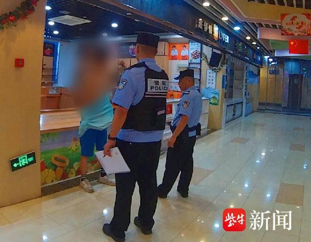 醉酒男子脱光上衣还要脱裤子 吓得女收银员慌忙报警