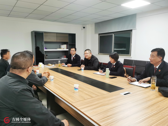 看着我身上的制服,大婶突然一把攥住我的胳膊:“同志,帮帮我!”