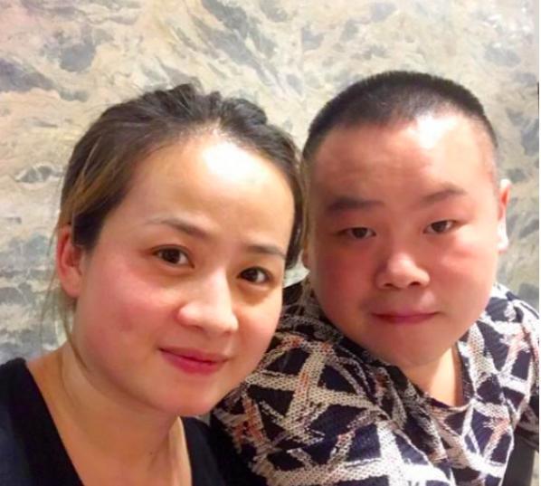 岳云鹏2个女儿正面照曝光,7岁大女儿简直和岳云鹏复制粘贴