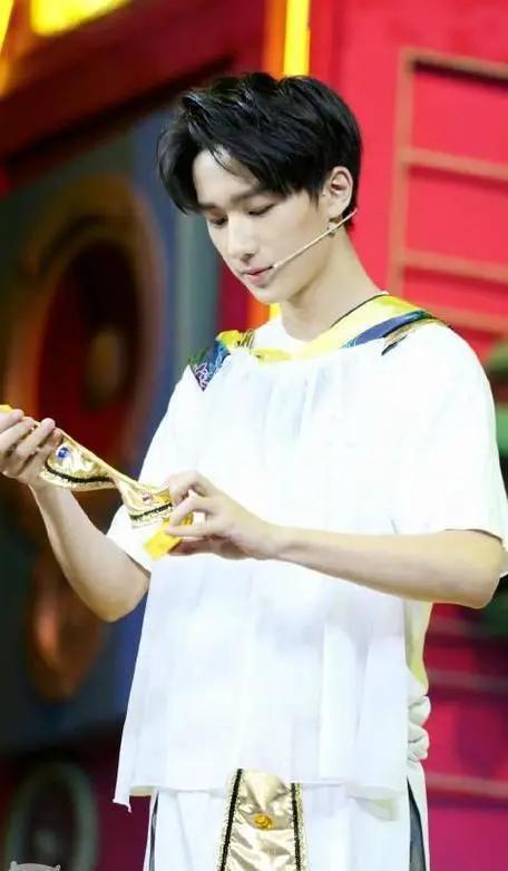 4位最成功的变形记主角：有人当武警，有人成顶流，个个今非昔比