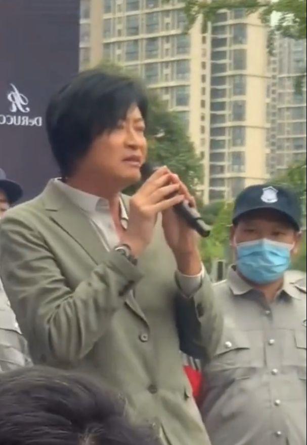 53岁游鸿明小县城捞金?卖力演唱无人回应,现场冷清观众寥寥无几