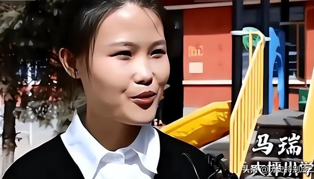 “微笑女孩”铁嘉欣一夜走红,父母却拒绝百万签约,如今怎样了?