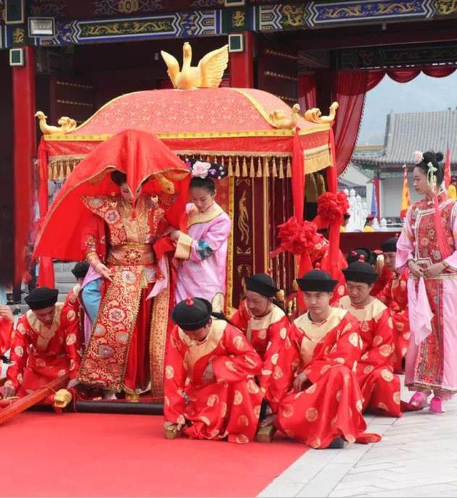 皇帝结婚入洞房与民间有何不同？女官传授共枕眠经验