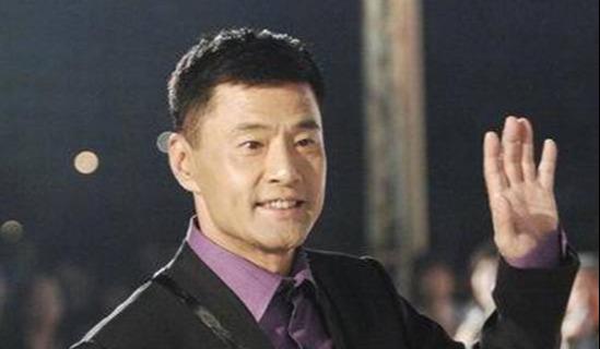 于荣光：硬汉也有柔情，出道38年零绯闻，对“丑妻”不离不弃