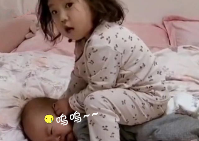 趁妈妈不在，姐姐把弟弟“当马骑”，被发现后“落荒而逃”太逗了