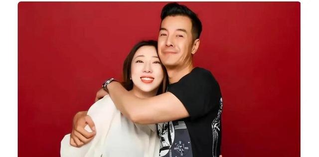 海一天:不靠当领导的父亲,46岁才走红,娶二婚妻子待继子如亲生