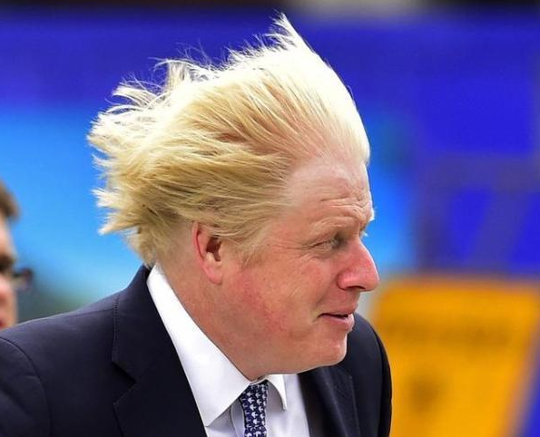 英国首相夫人：挤走高颜值前妻，戴鸽子蛋大钻戒，龅牙妹凭什么