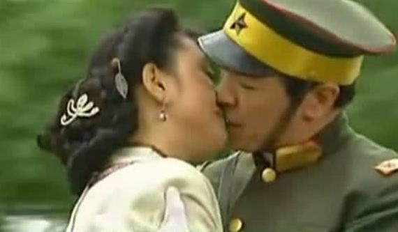 文佩不明白，为何司令最爱心萍，但李副官早就明白