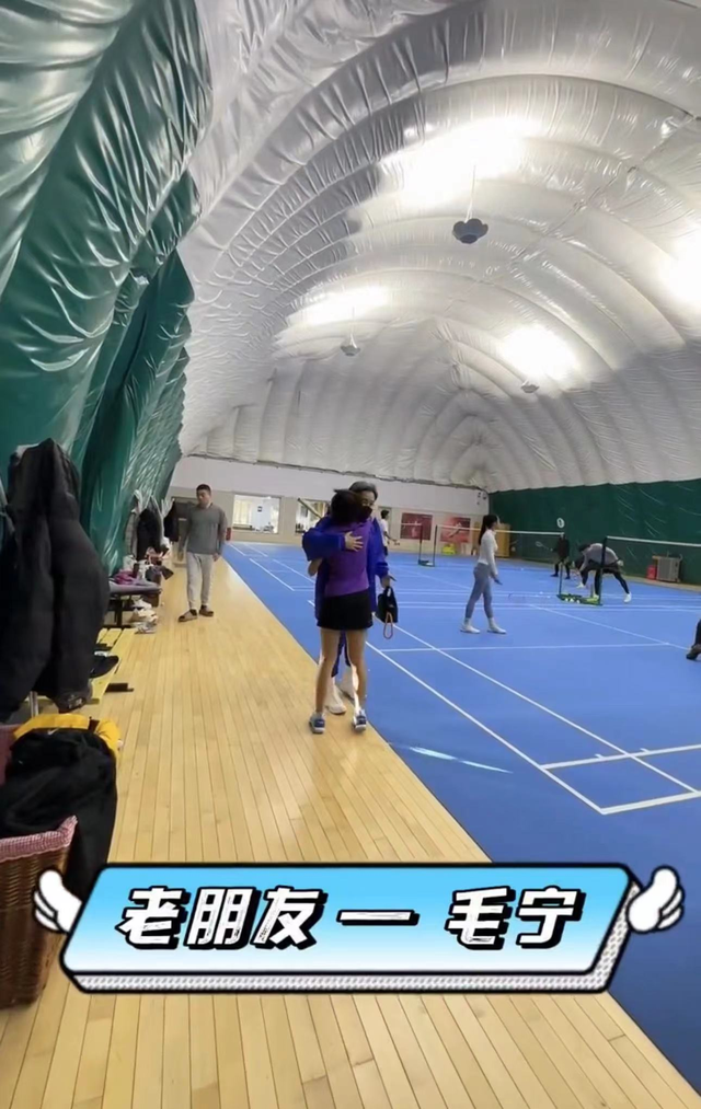 53岁毛宁近照似小伙,身材壮硕面部僵硬,与欧阳夏丹拥抱显亲密